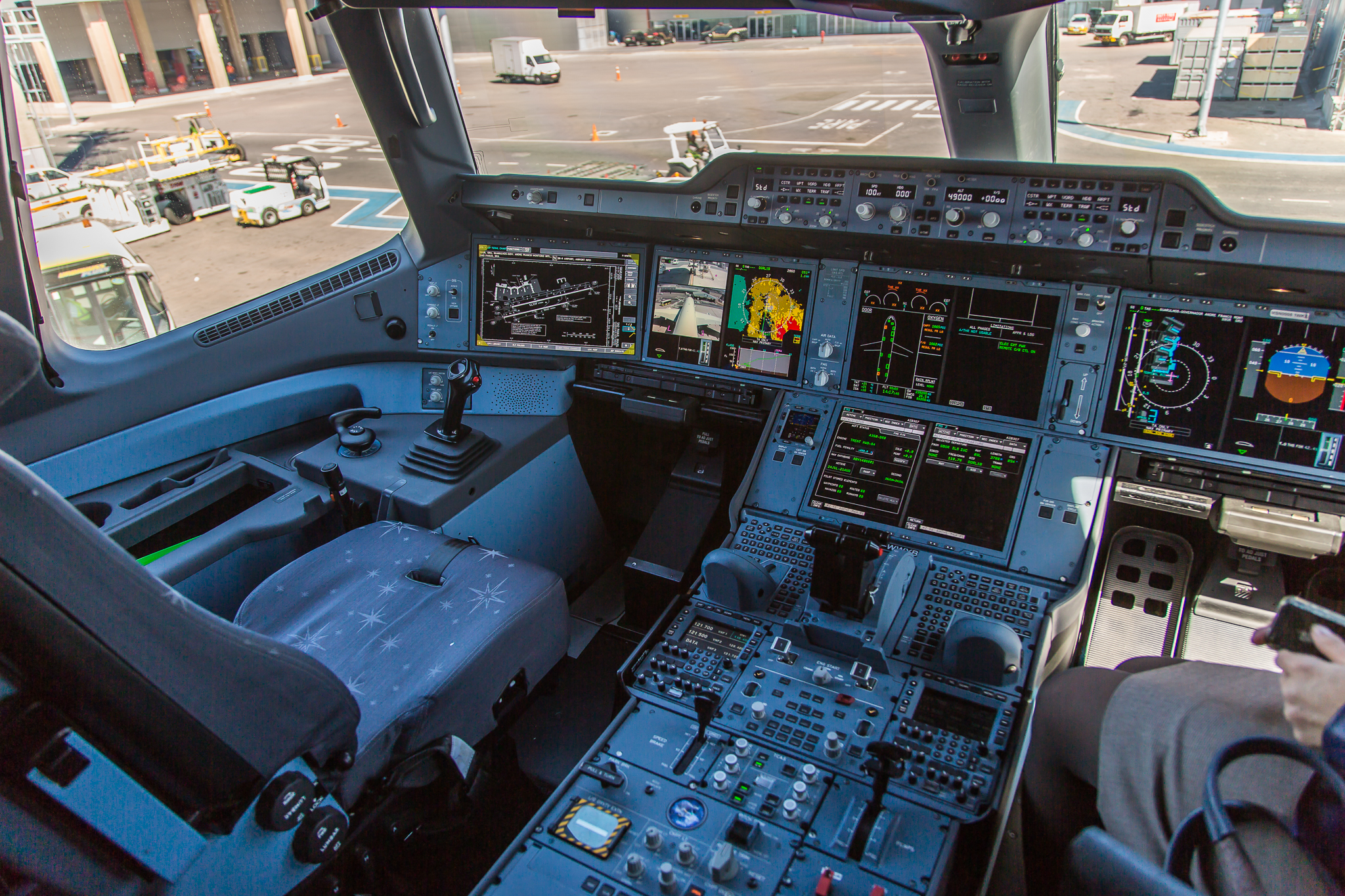 Airbus A350 flight deck systems